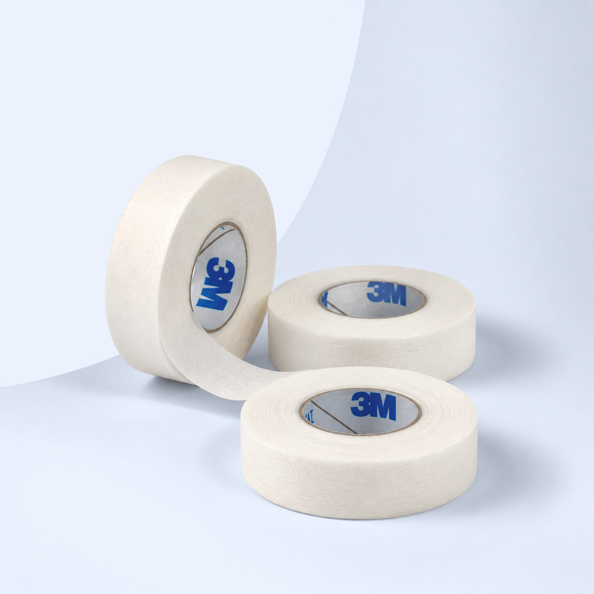Composição com rolos de fita 3M Micropore em papel