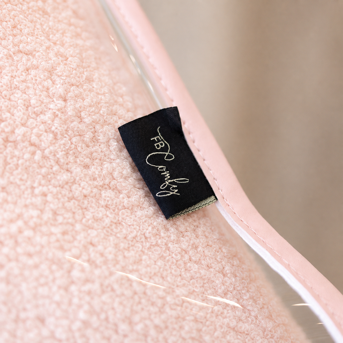 Detalhe da etiqueta FB Comfy real e do revestimento teddy pink