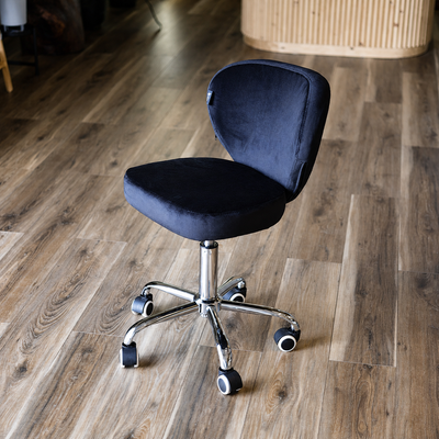 Shell Chair FB Comfy preta com base prateada em ambiente interior