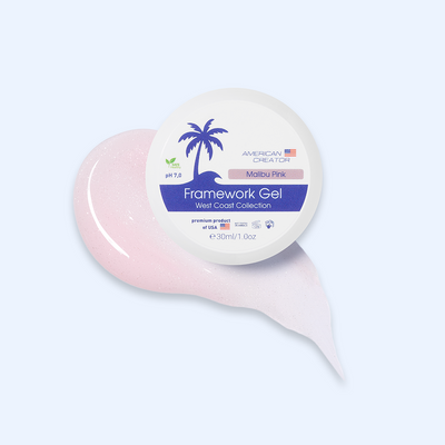 American Creator Framework Gel Malibu Pink 30 ml com amostra rosa pálido com brilho prateado sobre fundo azul-claro