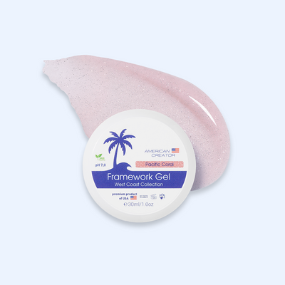 American Creator Framework Gel Pacific Coral 30 ml com amostra rosa coral suave com brilho prateado sobre fundo azul-claro
