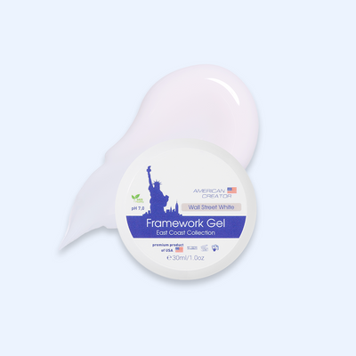 American Creator Framework Gel Wall Street White 30 ml com amostra branco leitoso com tom lilás suave sobre fundo azul-claro