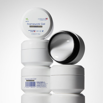 Framework Gel Lilly do Kit Absolute White em composição com boiões abertos e fechados