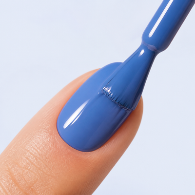 Aplicação do Color Gel Brume American Creator azul médio na unha