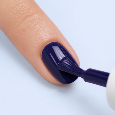 Aplicação do Color Gel Cavalier American Creator azul marinho violeta na unha