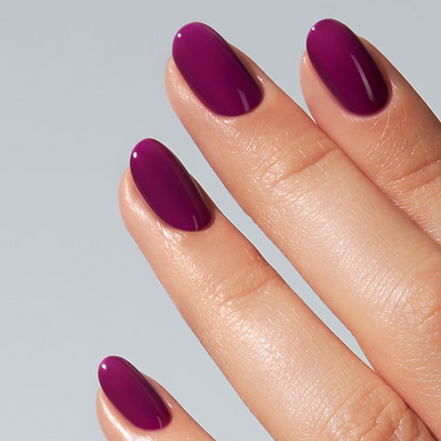 Unhas com Color Gel Esteem American Creator em roxo vinho brilhante