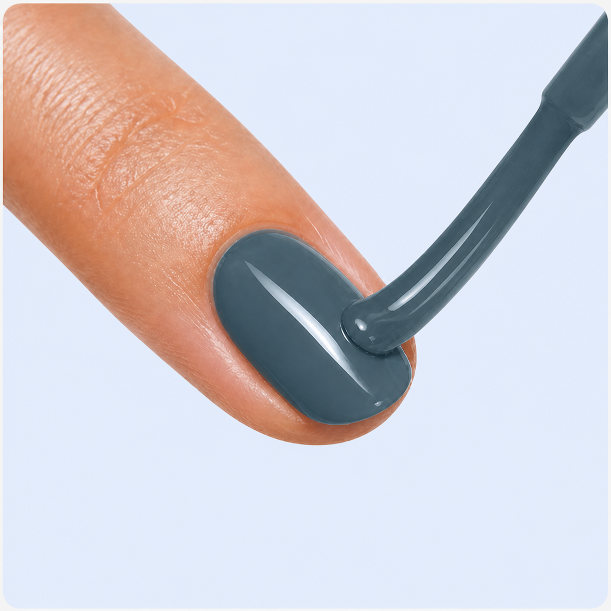 Aplicação do Color Gel External American Creator em unha cinza petroleo