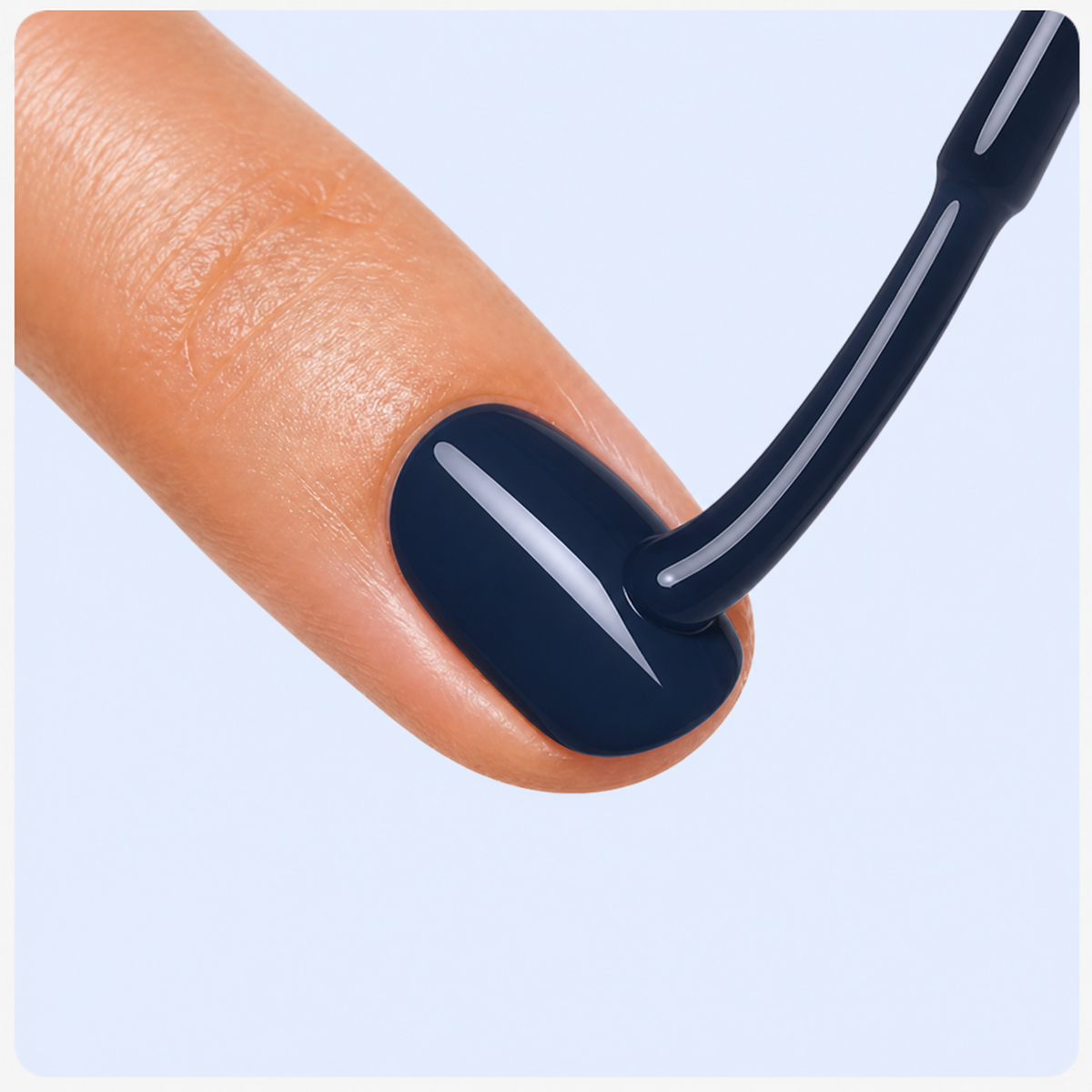 Aplicação do Color Gel Farouche American Creator em unha azul marinho