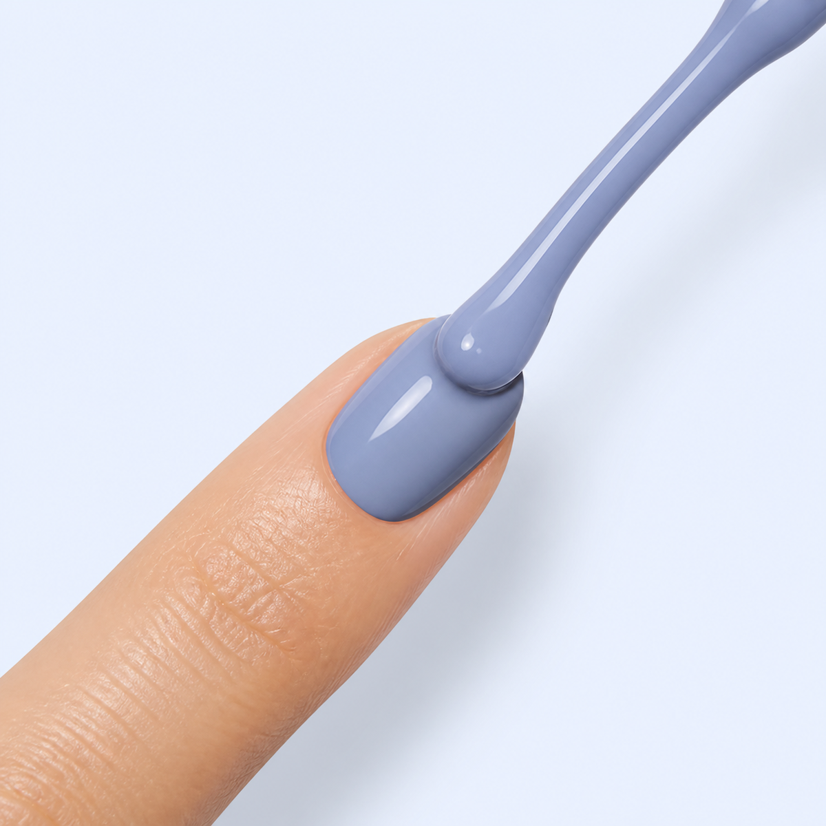 Aplicação do Color Gel Glimmer American Creator em unha azul lavanda acinzentado