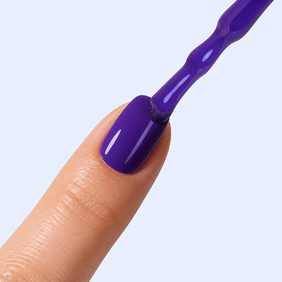 Aplicação do Color Gel Glut American Creator em unha roxo intenso