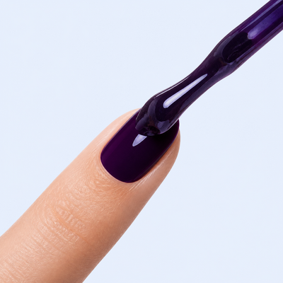 Aplicação do Color Gel Haze American Creator em unha ameixa escuro