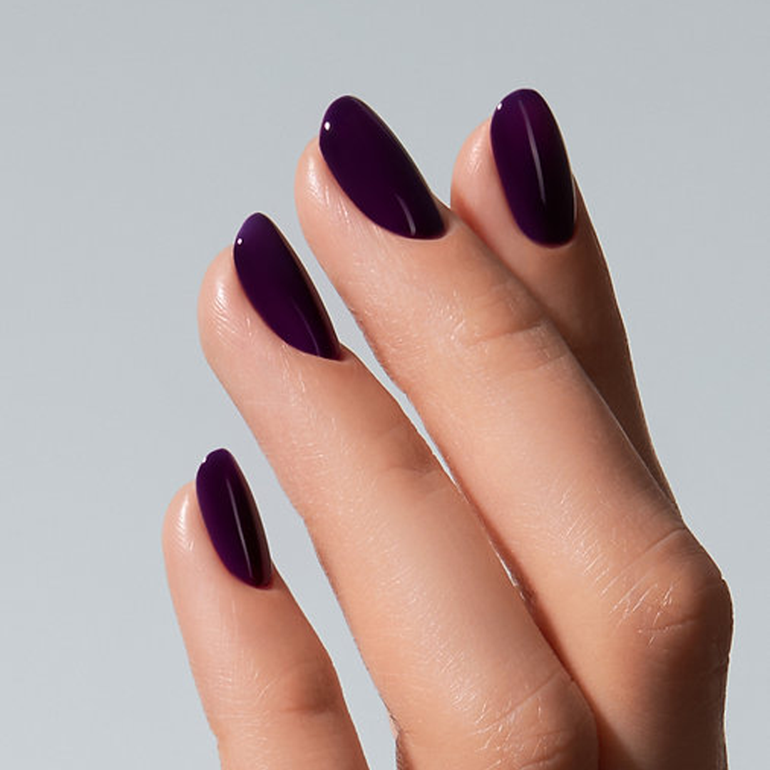 Unhas com Color Gel Haze American Creator em ameixa escuro brilhante