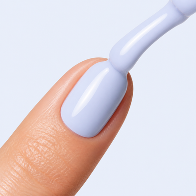 Aplicação do Color Gel Indifference American Creator em unha azul bebé lavanda claro