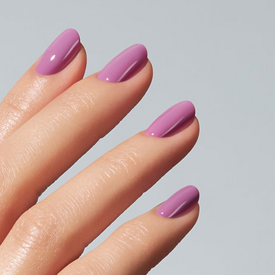 Unhas com Color Gel Insistence American Creator malva berry brilhante