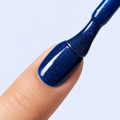 Aplicação do Color Gel Inspire American Creator em unha azul marinho com glitter