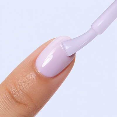 Aplicação do Color Gel Lilac American Creator em unha lilás claro
