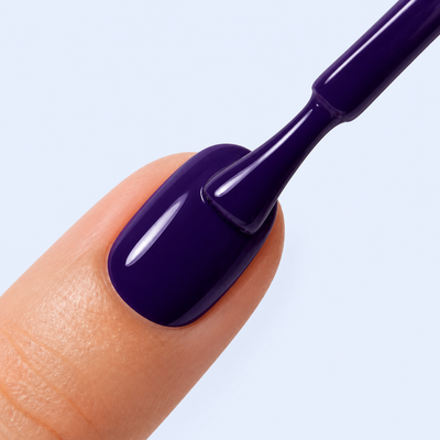 Aplicação do Color Gel Raven American Creator em unha roxo escuro intenso