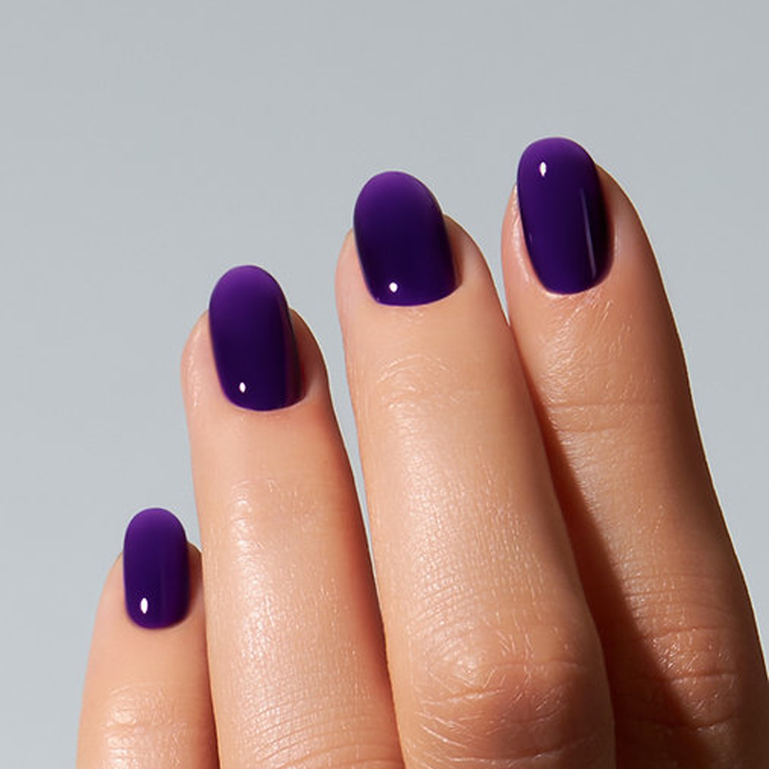 Color Gel Raven American Creator em unhas roxo escuro intenso brilhante