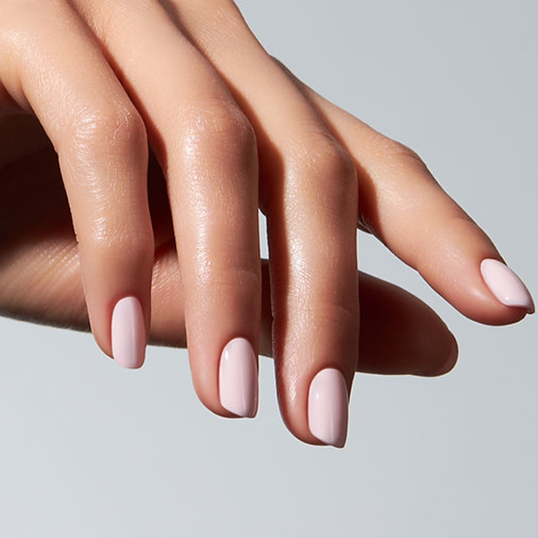 Color Gel Require American Creator em unhas rosa leitoso claro brilhante