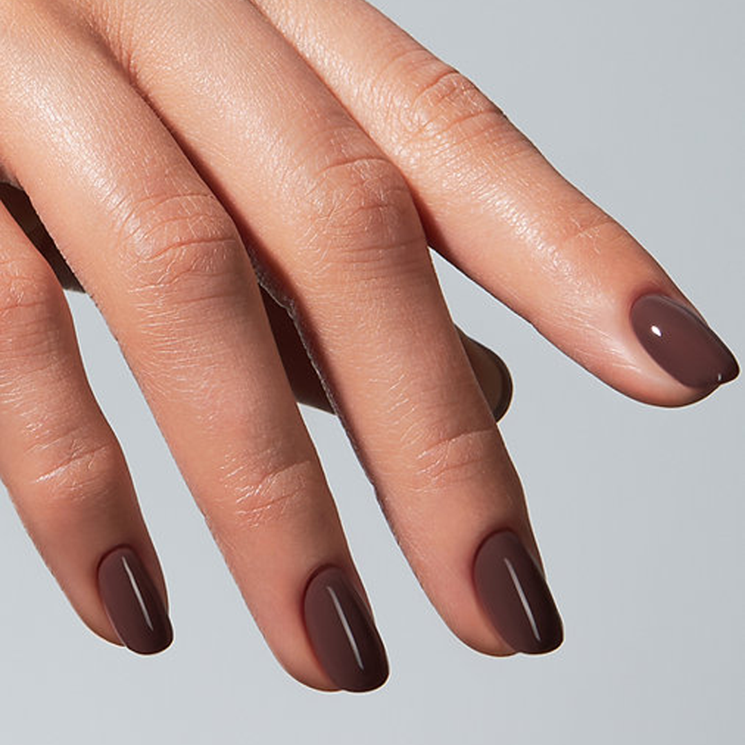 Color Gel Rhapsody American Creator em unhas castanho malva escuro brilhante