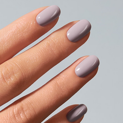 Color Gel Roar American Creator em unhas lilas acinzentado brilhante