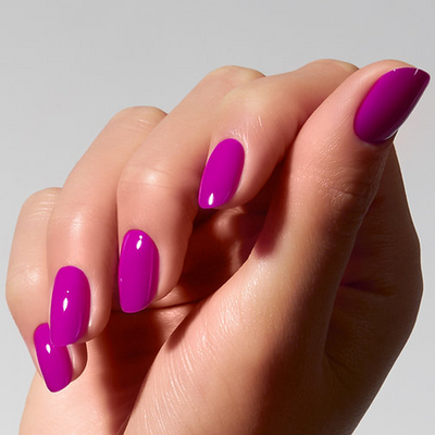 Color Gel Screech American Creator em unhas rosa fucsia intenso brilhante