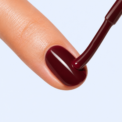 Aplicação do Color Gel Thought American Creator em unha castanho vinho escuro