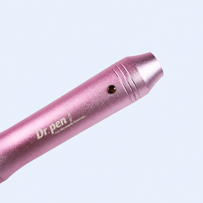 Detalhe da caneta Dr Pen Ultima M7 Wireless rosa com botao lateral