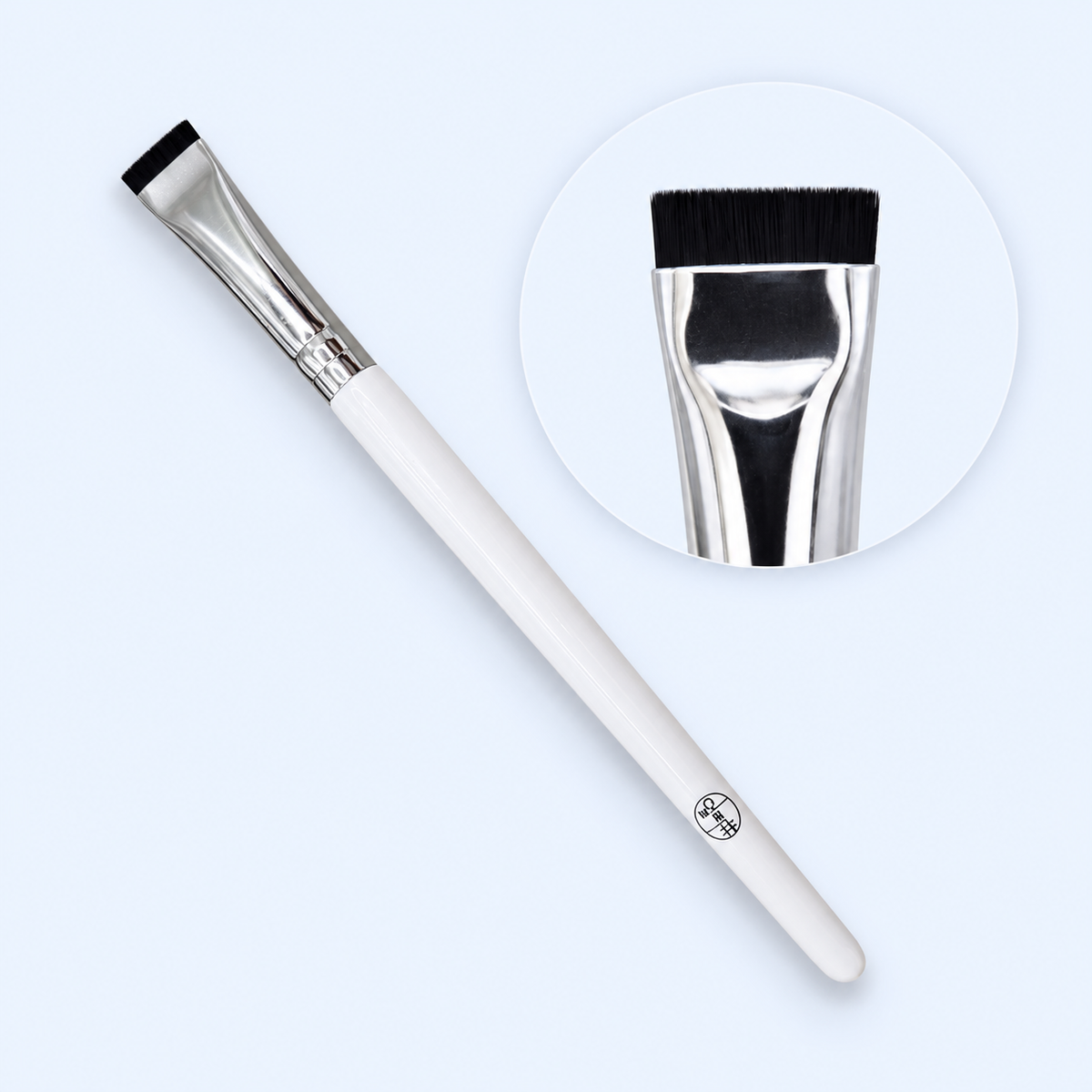 Detalhe das cerdas planas de 1,2 cm do pincel Early Wide Brush