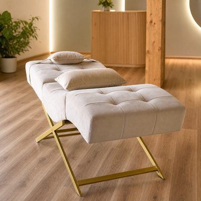 Lash Bed FB Comfy bege em veludo em ambiente de salão