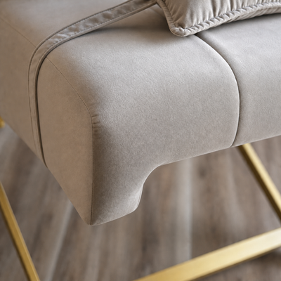 Detalhe fiel do acabamento lateral em veludo bege da Lash Bed FB Comfy