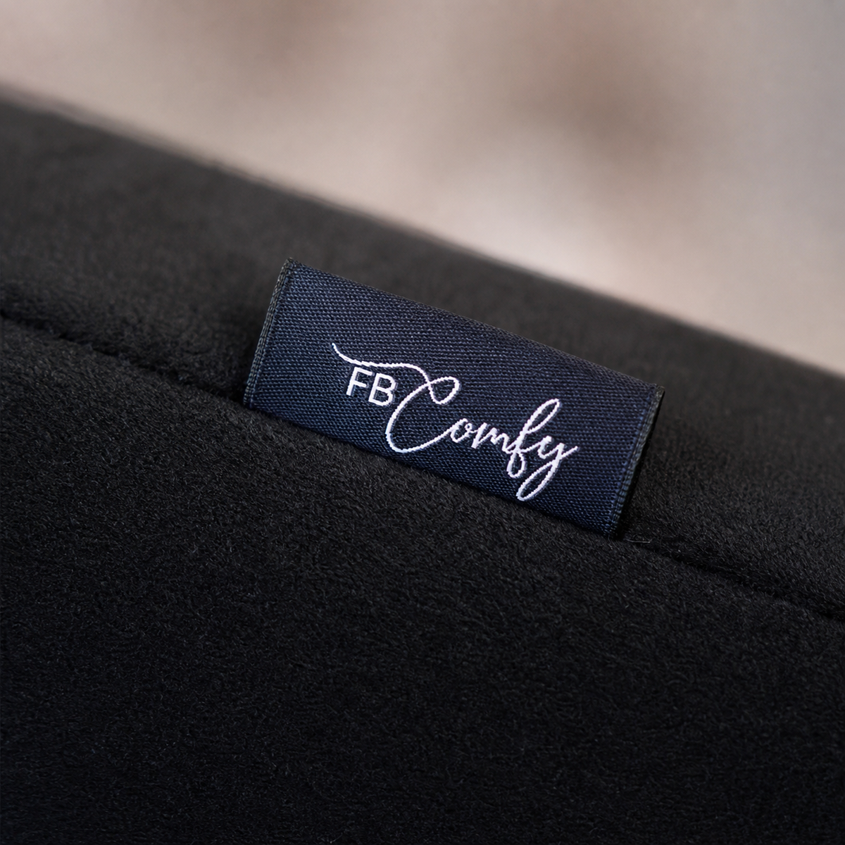 Detalhe da etiqueta FB Comfy na Lash Bed preta