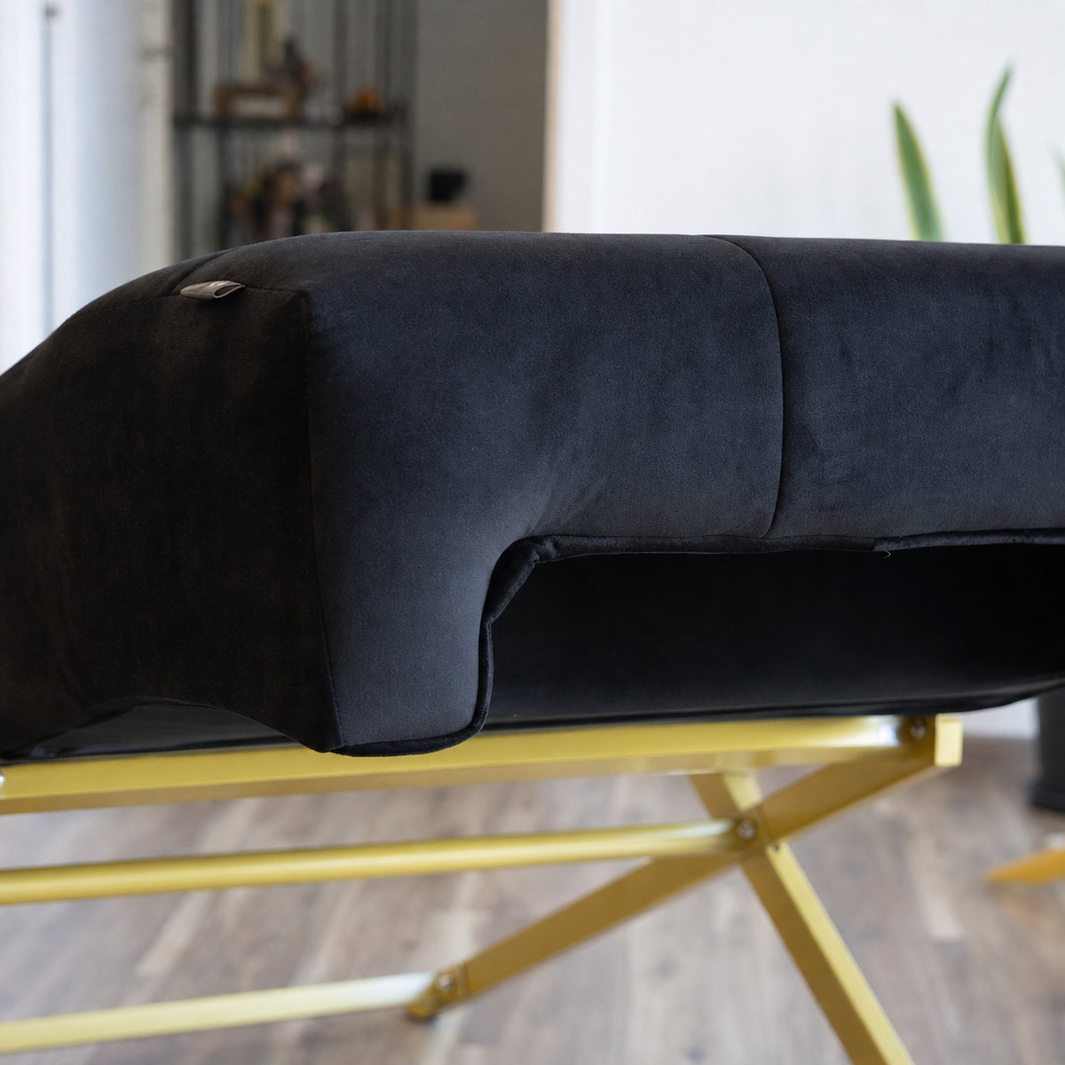 Detalhe do recorte em U da Lash Bed FB Comfy preta