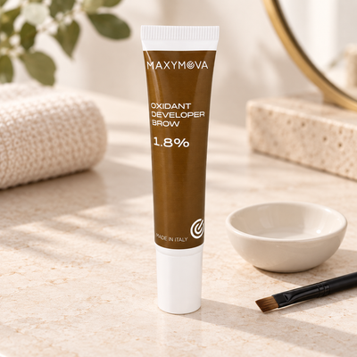 Oxidante Maxymova Brow 1,8% apresentado num posto profissional de coloração de sobrancelhas