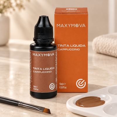Tinta Líquida Maxymova Cappuccino apresentada com o tom castanho clássico quente num posto profissional
