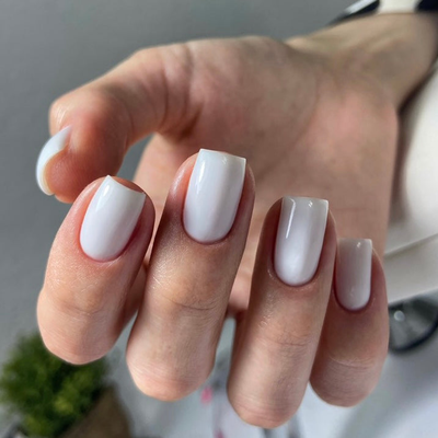 Resultado de manicure com Bottle Gel 01 Nails Of The Day em tom branco frio