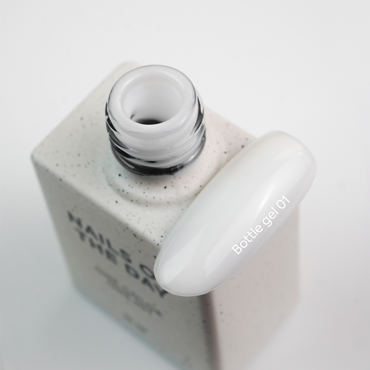 Textura autonivelante do Bottle Gel 01 Nails Of The Day em tom branco frio