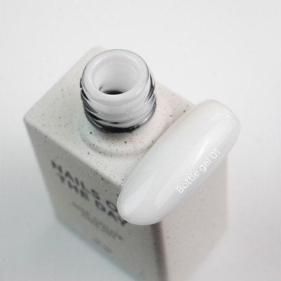 Textura autonivelante do Bottle Gel 01 Nails Of The Day em tom branco frio