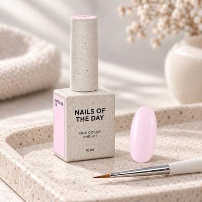 Bottle Gel 02 Nails Of The Day apresentado num ambiente profissional com amostra em tom rosa pálido leitoso