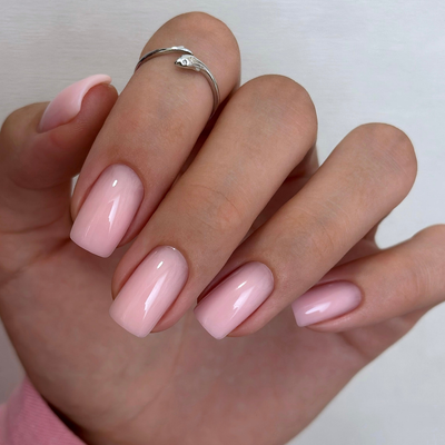 Resultado de manicure com Bottle Gel 02 Nails Of The Day em tom rosa pálido leitoso