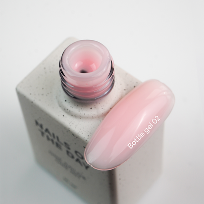 Textura autonivelante do Bottle Gel 02 Nails Of The Day em tom rosa pálido leitoso