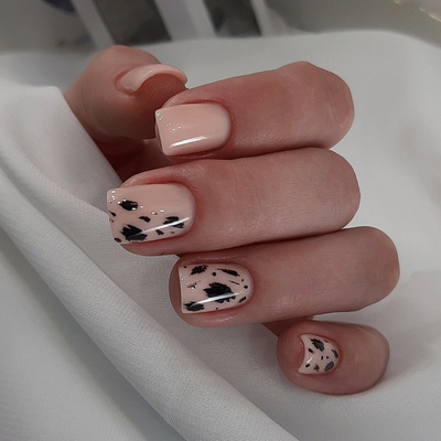 Resultado de manicure com Bottle Gel 04 Nails Of The Day em tom bege leitoso com subtom pêssego