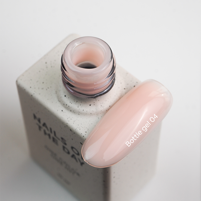 Textura autonivelante do Bottle Gel 04 Nails Of The Day em tom bege leitoso com subtom pêssego