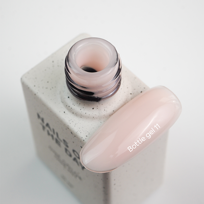 Textura autonivelante do Bottle Gel 11 Nails Of The Day em tom nude rosa muito pálido