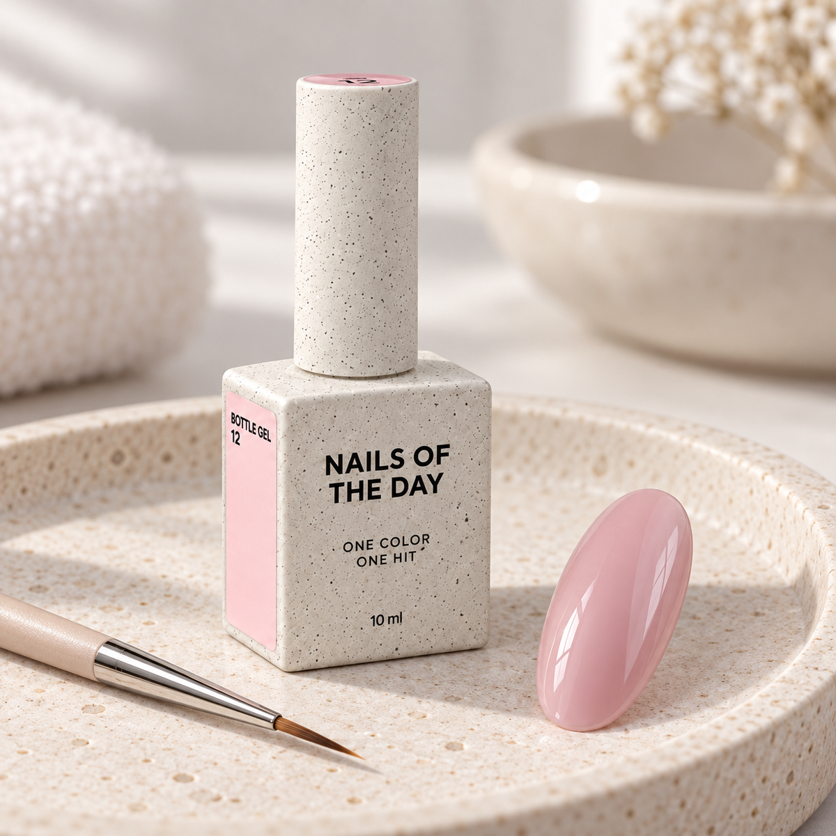 Bottle Gel 12 Nails Of The Day apresentado num ambiente profissional com amostra em tom rosa nude empoeirado com subtom malva