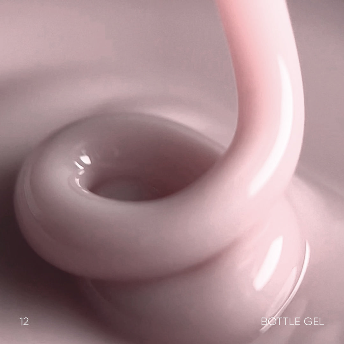Macro da textura autonivelante do Bottle Gel 12 Nails Of The Day em tom rosa nude empoeirado com subtom malva