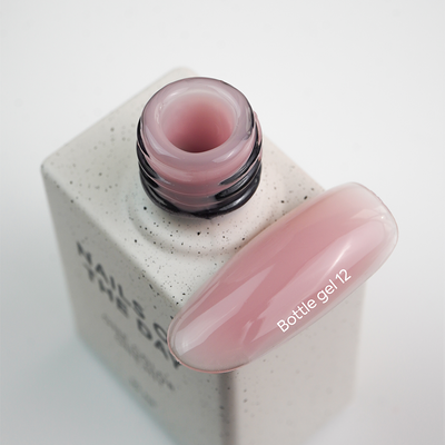 Textura autonivelante do Bottle Gel 12 Nails Of The Day em tom rosa nude empoeirado com subtom malva