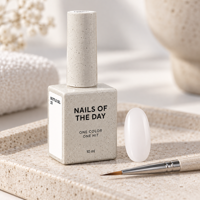 Bottle Gel 23 Nails Of The Day apresentado num ambiente profissional com amostra em tom branco leitoso semitransparente
