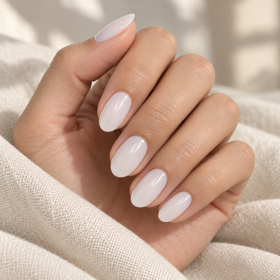 Resultado de manicure com Bottle Gel 23 Nails Of The Day em tom branco leitoso semitransparente
