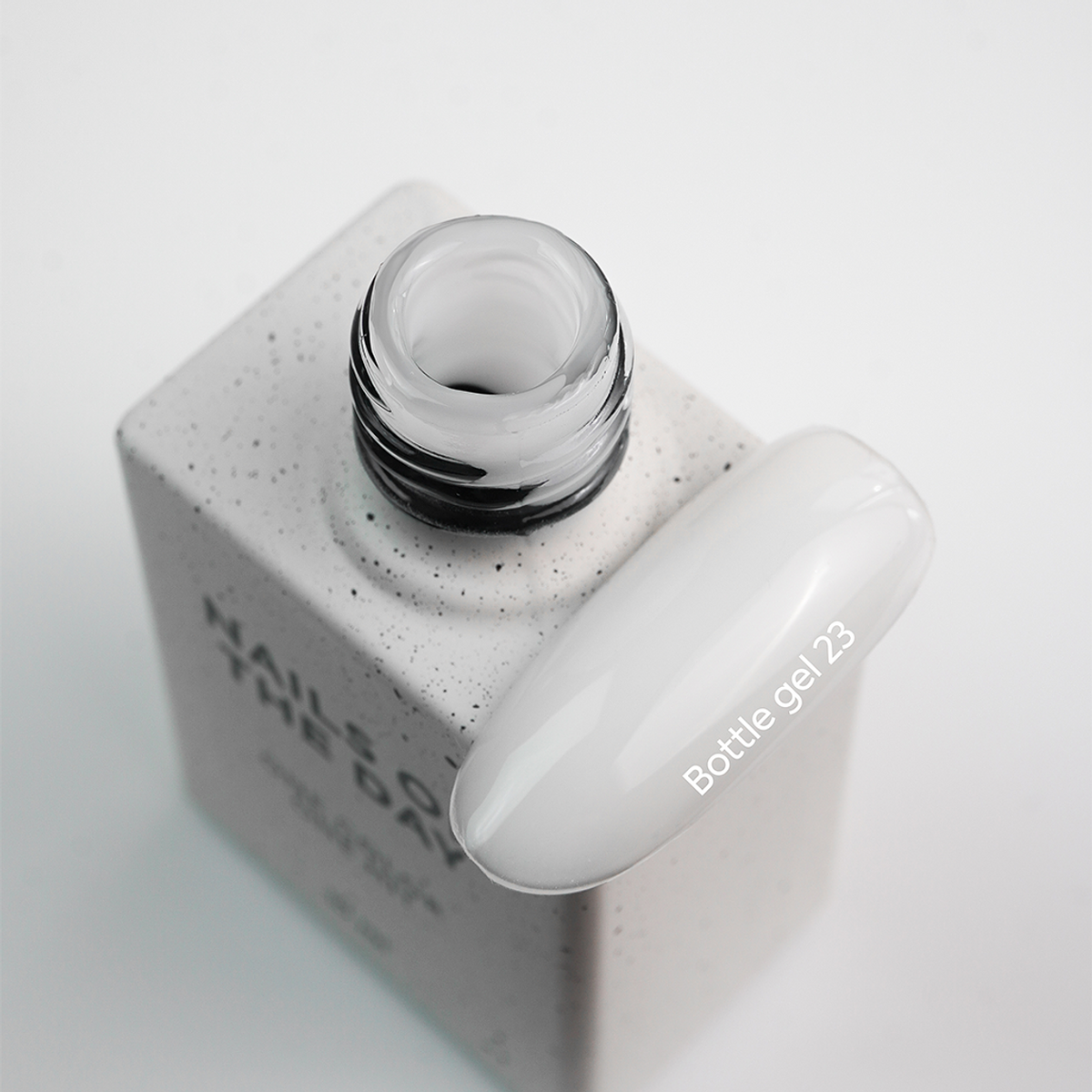 Textura autonivelante do Bottle Gel 23 Nails Of The Day em tom branco leitoso semitransparente